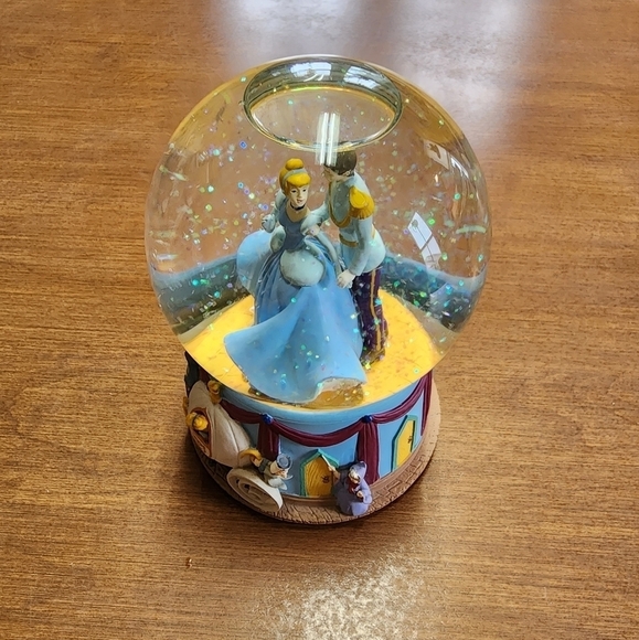 Enesco Disney Cinderella Snowglobe - Picture 1 of 6